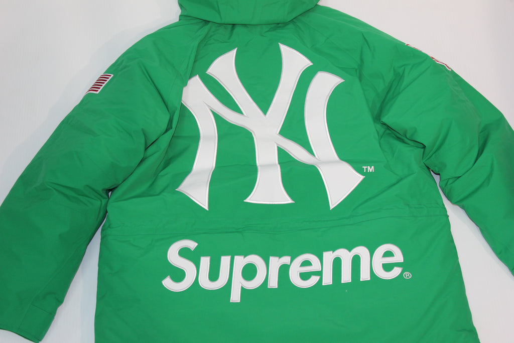 Supreme New York Yankees GORE-TEX 700-Fill Down Jacket Red